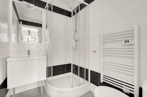 une salle de bain blanche avec douche et toilettes dans l'établissement Le Bohème Chic - Studio Cosy - Métro & Gare, à Toulouse
