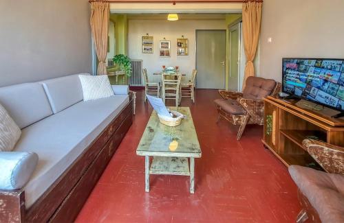 Ivy's Leaves, Value Flat in the Inner Chania City