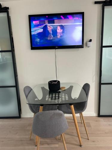 Una televisión o centro de entretenimiento en Serene Modern Home Backdoor with great WiFi, games, movies, patio seating and bbq Easy Access to North Joshua Tree National Park in 10 minutes