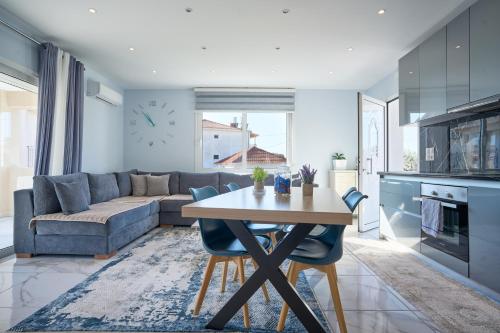 A kitchen or kitchenette at Amazing New Apartment in Skala