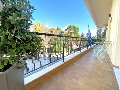 Elle comprend un balcon offrant une vue sur un parc. dans l'établissement Agora Apt2, Metro Station, 2 bdrms, 4 pers by MPS, à Athènes