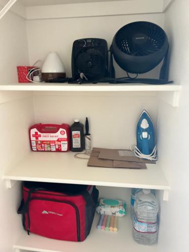 Imagen de la galería de Serene Modern Home Backdoor with great WiFi, games, movies, patio seating and bbq Easy Access to North Joshua Tree National Park in 10 minutes, en Twentynine Palms