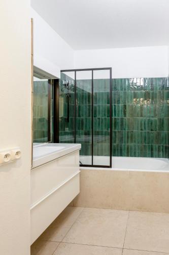 une salle de bain avec baignoire et une grande fenêtre dans l'établissement Chez Édouard 257 - Superbe logement en bord de mer avec parking, à La Grande Motte