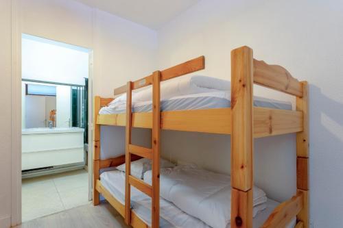 - 2 lits superposés dans une chambre avec un miroir dans l'établissement Chez Édouard 257 - Superbe logement en bord de mer avec parking, à La Grande Motte