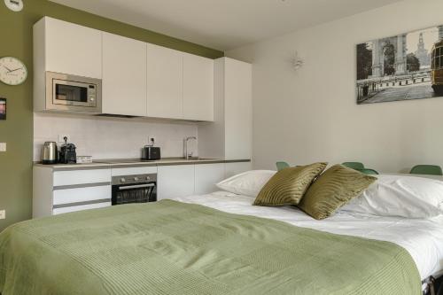 Kuchyň nebo kuchyňský kout v ubytování Suites in Financial District 4 pax
