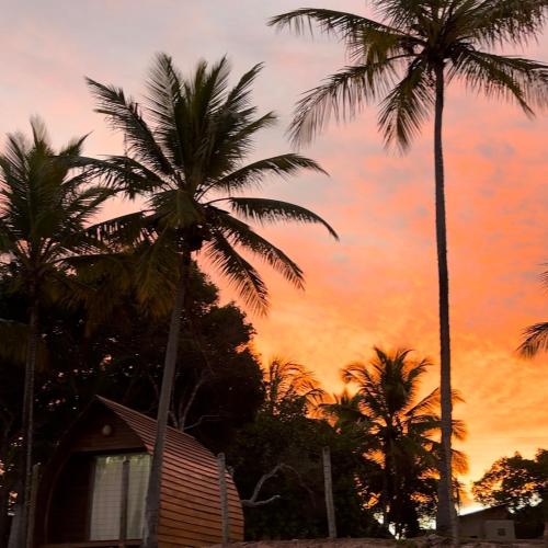 Matahari terbit atau terbenam yang dilihat dari chalet atau berdekatan