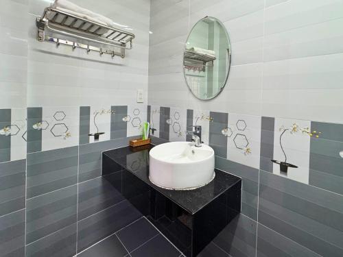 a bathroom with a sink and a mirror at Nhat Quynh Hotel in Da Lat