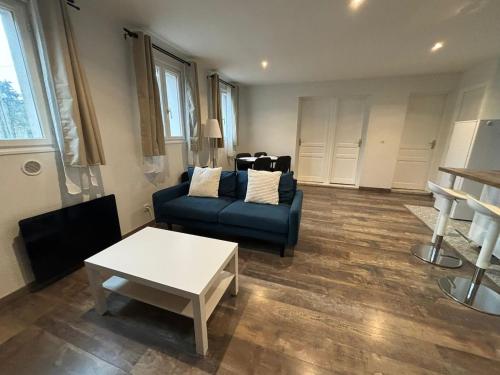 a living room with a couch and a table at Charmant T3 lumineux & cosy in Pomponne