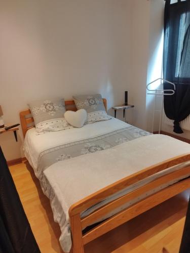 - une chambre avec un lit doté d'un oreiller dans l'établissement Appartement saint antoine, à Gap