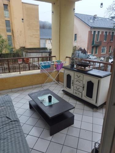 d'une terrasse avec une cuisinière et une table sur un balcon. dans l'établissement Appartement saint antoine, à Gap