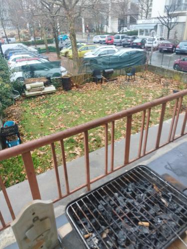 un grill sur un balcon avec un parking dans l'établissement Appartement saint antoine, à Gap