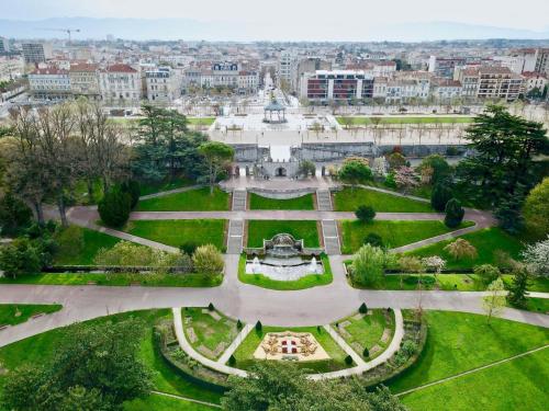 une vue aérienne sur un parc avec un bâtiment dans l'établissement Studio au coeur de Valence 22, à Valence