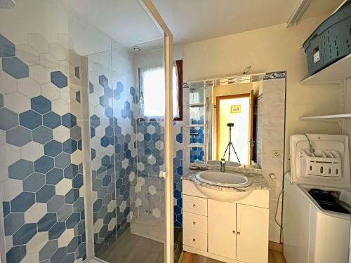 une salle de bain avec un lavabo et une douche dans l'établissement Charmant chalet avec jardin, proche plage et centre-ville de Berck, idéal pour familles avec enfants - FR-1-646-46, à Berck-sur-Mer