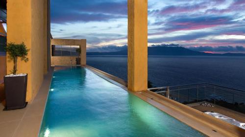 Beachfront Ravdoucha Epavlis Eleni Villa - Pool, Hot Tub, Gym, Sauna, Private Parking, WiFi