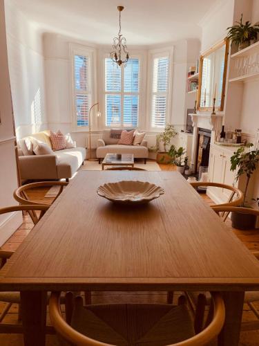 Χώρος καθιστικού στο Stunning Home, Garden, Parking & Close Train Stations