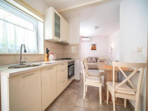 Kuchyň nebo kuchyňský kout v ubytování Apartments Matija