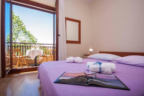 Ένα ή περισσότερα κρεβάτια σε δωμάτιο στο Family Apartments & Rooms Mikelin