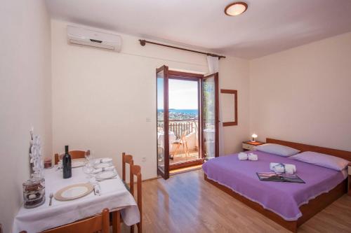 Ένα ή περισσότερα κρεβάτια σε δωμάτιο στο Family Apartments & Rooms Mikelin