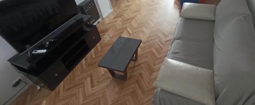 ein Wohnzimmer mit Sofa und Tisch in der Unterkunft Rosario JCM in Rosario