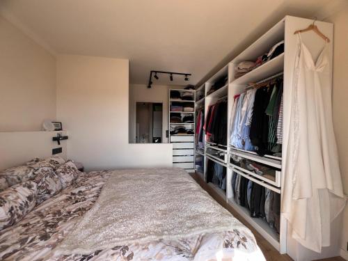 - une chambre avec un lit et un placard dans l'établissement Cannes quartier des anglais, à Cannes