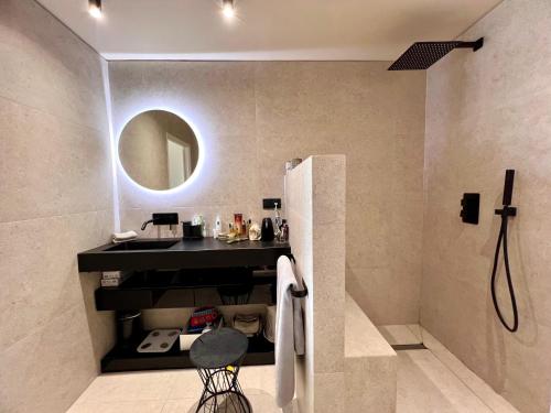 une salle de bain avec un lavabo et un miroir dans l'établissement Cannes quartier des anglais, à Cannes