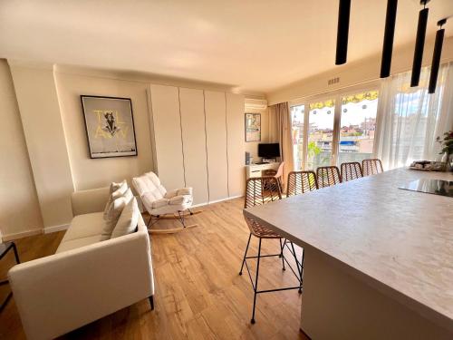 une cuisine et un salon avec une table et des chaises dans l'établissement Cannes quartier des anglais, à Cannes