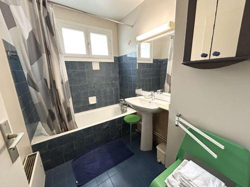 une salle de bain avec un lavabo et une baignoire dans l'établissement Appartement T3 avec terrasse et garage proche mer – Saint-Raphaël - FR-1-226A-146, à Port Santa-Lucia