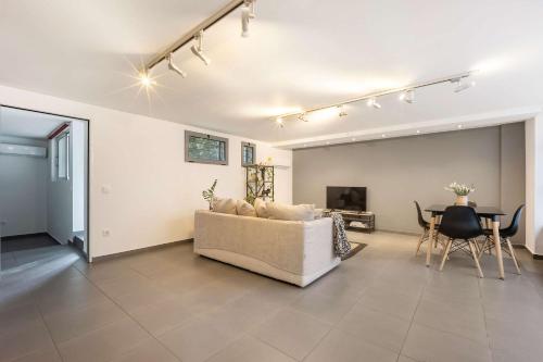 Modern & Spacious 1BR in Gazi l Private balcony