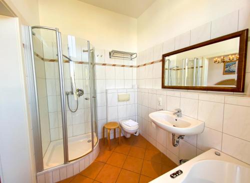 Ένα μπάνιο στο 'Kaiserliche' Wohnung mit 3 SZ, 2 Bädern und Whirlwanne