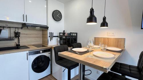 - une cuisine avec une table, des chaises et un évier dans l'établissement Le Roi du Lac - Disneyland Paris, à Lognes