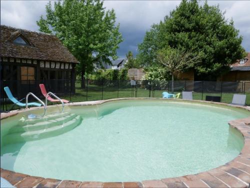 - une grande piscine avec des chaises dans l'établissement Gayaloé, à Dhuizon
