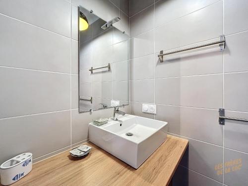 une salle de bain blanche avec un lavabo et un miroir dans l'établissement Appartement à Montredon - Vue sur Mer - Les Frères de la Loc', à Marseille