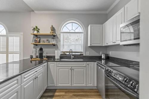 Η κουζίνα ή μικρή κουζίνα στο Serene Condo Retreat in Myrtle Beach