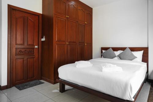 En eller flere senge i et værelse på Luxury Massarossa Pool Villa Pattaya-21