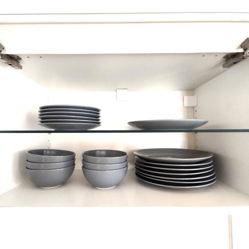 three bowls and plates on a shelf in a kitchen at Idéale Les Grands Buffets "Nid douillet" 4 chambres in Bages