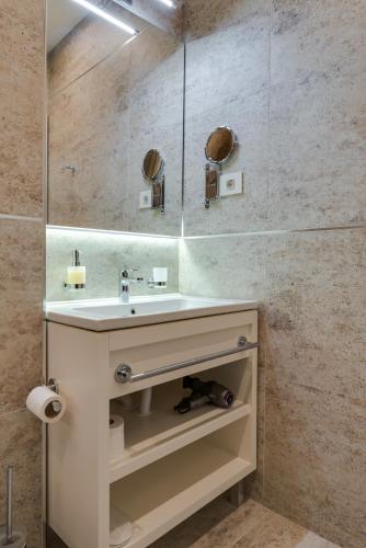a bathroom with a sink and a mirror at ZEPTERME Luxury Apartments & Studios by CENTRAL in Vrnjačka Banja