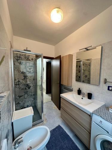 a bathroom with a sink and a shower at Lake Apartment Ischia White, Lago di Caldonazzo in Tenna 