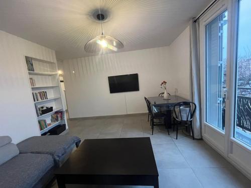 un salon avec un canapé et une table dans l'établissement L'Alpin, 2 chambres, Parking, Vue montagne, à Grenoble