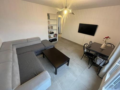 un salon avec un canapé et une table dans l'établissement L'Alpin, 2 chambres, Parking, Vue montagne, à Grenoble