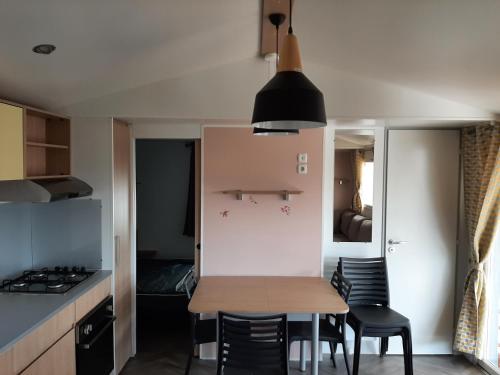 Photo de la galerie de l'établissement Mobil home climatisé 6 personnes 36 m2 camping 4 étoiles, à Sérignan