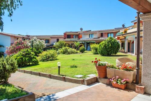 波尔托奥蒂罗卢ISA-Residence with swimming-pool in Ottiolu just 250 mt from the sea, apartments with air conditioning and private outdoor area的庭院景色，植物和鲜花环绕。