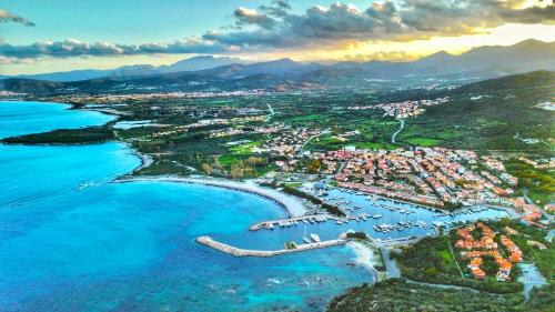 波尔托奥蒂罗卢ISA-Residence with swimming-pool in Ottiolu just 250 mt from the sea, apartments with air conditioning and private outdoor area的海边小镇的鸟瞰图