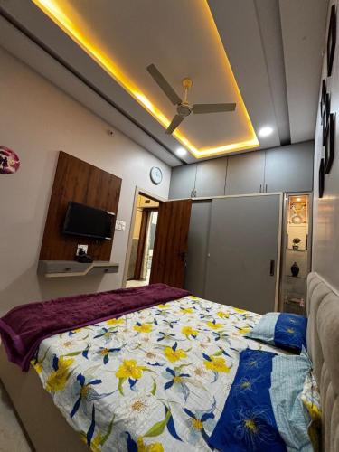 Un dormitorio con una cama con un edredón con flores. en vardaan Home stay, en Ujjain