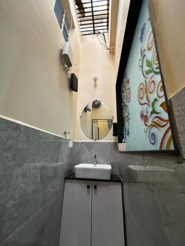 un baño con lavabo y espejo en vardaan Home stay, en Ujjain