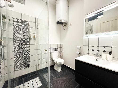 Kúpeľňa v ubytovaní Cute 1BR Apt in Central Budapest - Purple House