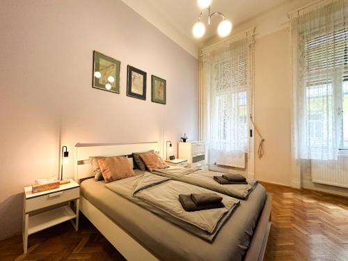 Posteľ alebo postele v izbe v ubytovaní Cute 1BR Apt in Central Budapest - Purple House
