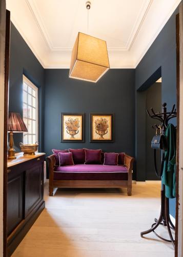 a purple couch in a living room with blue walls at Residenza Strozzi in Florence