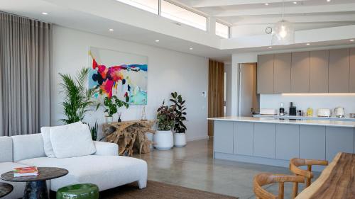 Η κουζίνα ή μικρή κουζίνα στο Emerald Chic Noordhoek - solar backup