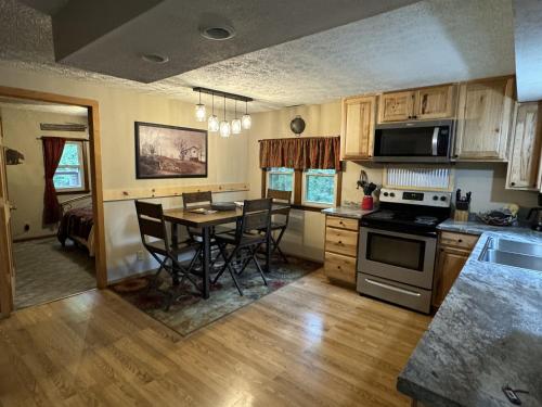 Kuchyň nebo kuchyňský kout v ubytování Bobcat Hideaway