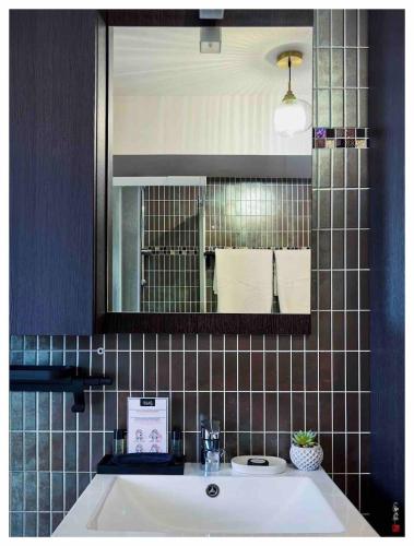 une salle de bain avec un lavabo et un miroir dans l'établissement Élégant Duplex terrasse et parking, à Le Plessis-Trévise